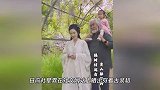 杜星霖穿古装似大家闺秀，手戴钻戒抢镜，张纪中肩扛女儿老当益壮