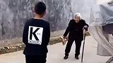 奶奶拄着拐杖颤颤巍巍，给12岁的小孙子送面包