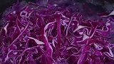 凉拌紫甘蓝家常做法，清脆爽口，女人常吃还不长肉