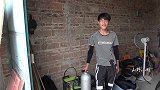 被卡在深潭下的地笼4天未收，小明潜下帮忙打捞，出水一刻乐坏了