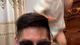 恕我直言，在座的各位，都摇不过我两岁的侄子