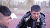 小伙看见姑娘靠在车边休息，故意讹钱，结果报应马上来了