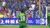申花疑似手球引发国安球员不满 裁判面带微笑不予理会
