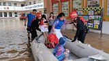 学校内涝致300余师生被困 消防员泡在水中3小时成功救援