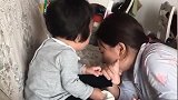 妈妈故意闻宝宝的脚，接下来看到妈妈呕吐的表情，宝宝笑翻了