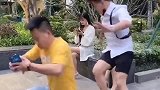 小伙子不分青红皂白，就摔坏了美女的手机，换做是谁都得生气！