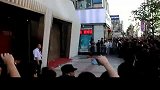 篮球-韦德中国行：韦德驾临王府井 迟迟未露面引发球迷暴动-花絮