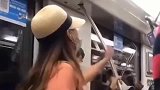 上海地铁上女子用方言吵架，全程高能笑翻网友，城里人真会玩！