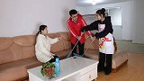 男子给家里找个保姆，妻子看到保姆手上的胎记，找到失散的姐姐