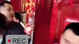 帮新郎撞门接新娘，小伙用力太过猛磕断门牙