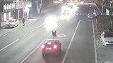 男子在马路中间看手机被撞飞：停留近一分钟 之前有车紧急避让