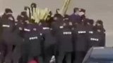 江苏南通：外包城管”抢老人甘蔗 镇政府登门道歉还甘蔗