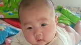小宝宝趴在床上，接下来的表情好萌，两个大眼珠子瞅来瞅去的！