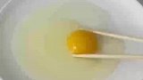 怎样把蛋黄从蛋清中挑出来，哦，用大蒜就可以