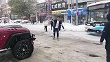 东北大雪给越野车主带来快乐了，雪还没停就上街救援