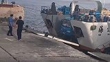 货车从货船里上岸，不料油门踩了上不来