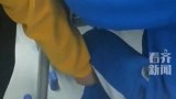 天气降温老师挨个检查孩子们穿没穿秋裤 像妈妈一样的老师！