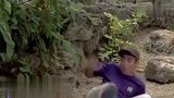 路人在路上行走，突然冒出一位击剑的武士，路人的反应真是太逗了