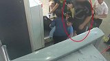 男子安检拿错行李 敲诈失主2000元被行拘