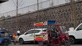 她愿意陪你吃7块的路边摊，但你身上不能只有7块