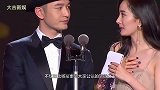 杨幂宽松露肩上衣亮相当抬手那一刻，网友黑色的