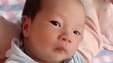 小宝贝这是什么表情啊，一副苦大仇深的样子是谁惹你了吗