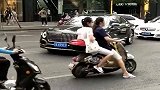 大佬开着红旗上街,看开车素质就知道,一定不是暴发户