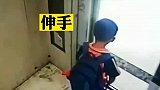万幸没受伤！电梯也会生气，“咬”你没商量！