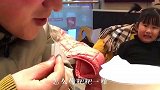 我只能用嫌弃的眼神来掩盖我想吃冰淇淋的内心，你又不给我吃