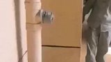 装修业主竟然用水泥浇灌下水道
