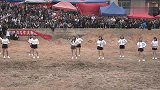 斗牛场上一群小姑凉热舞暖场