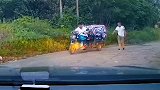 电动三轮严重超载，白衣小伙一拧油门，车头直接翘了起来