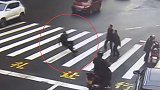 险！男子过马路险被车撞 与司机起冲突被一掌推飞
