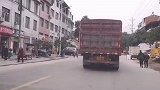 近日，重庆。3岁半男童天桥上等爸爸的运输车经过，一秒钟的相见，只为喊一声爸爸！暖心