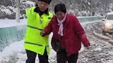 济南突降暴雪，交警雪中帮市民推车，守护行人安全。向风雪路上的守护者致敬！