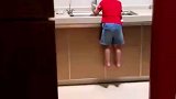 男孩悬浮式洗碗惊呆妈妈