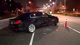 中国台湾：宝马撞开警车企图冲卡逃逸 警员连开2枪制止