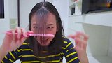 妹子自己尝试剪刘海，几剪刀后，跟个高中生似的