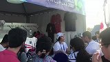 日本球迷“围堵”球迷商店 各种需求忙坏导购小姐姐