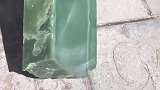 这种不透光的玉石，一看就不是很值钱！