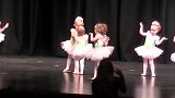 一群小萌娃跳芭蕾，两个小娃舞台上突然开始互怼，台下都笑翻了