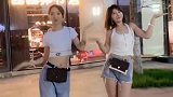 小姐姐跟小姨妈一起街拍，感觉自己胜算并不大，你觉得呢