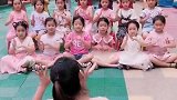 幼儿手势舞《声声慢》，幼师小姐姐教的真好，小朋友们也好棒
