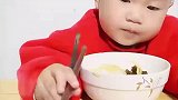 宝宝不吃辅食，拿着筷子吃大人餐