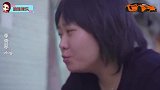 李雪琴妈妈罕见出镜，大口喝啤酒大口撸串，东北撸串！