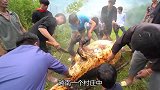 村长儿子结婚，处理斤水牛，用稻草烤黑，再拿刀刮干净，真奇葩