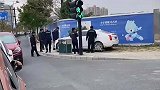 车主将车停人行道上，几天了都没来挪车
