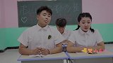 老师让同学背乘法口诀，女同学倒背如流，赢走了全部的冰棒！