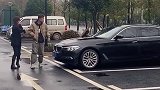 情侣路过却被车主疯狂鸣笛，气冲冲地他们打开车门，真相原来如此。