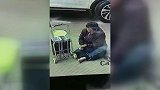 监控拍下乞丐换装：四肢健全秒变独腿